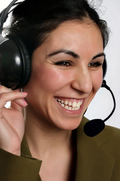 Bellissimo rappresentante cliente con auricolare sorridente durante un telefono c — Foto Stock