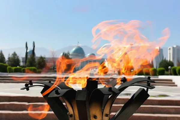 Вечный огонь на памятнике . — стоковое фото