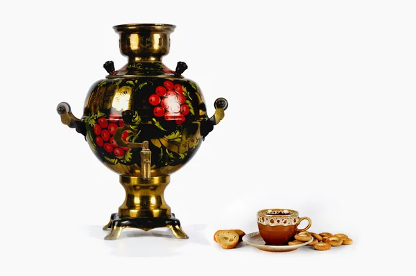 Samovar russo tradicional, xícara de chá e rodas no branco — Fotografia de Stock