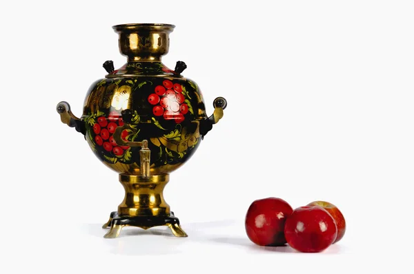 Samovar tradizionale russo e tre mele rosse sul bianco b — Foto Stock