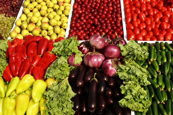 Много фруктов и овощей — стоковое фото