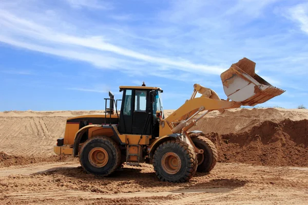 Gul bulldozer på byggarbetsplats — Stockfoto