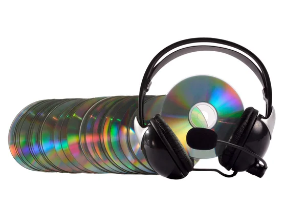 Beyaz arka plan üzerinde izole kulaklık ve cd koleksiyonu — Stok fotoğraf