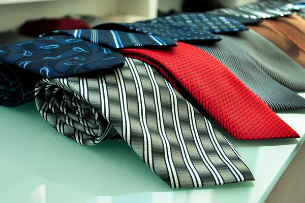 Červená šedá, modrá a další kravatu na polici — Stock fotografie