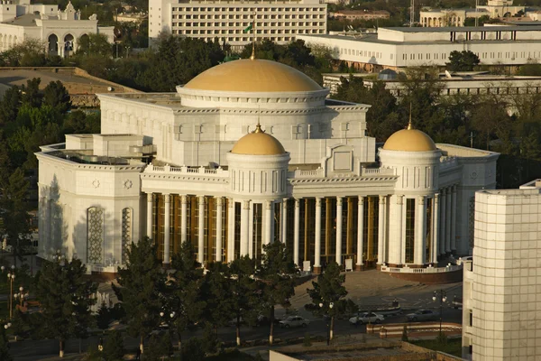 Vista sul nuovo palazzo bianco. Ashkhabad. Turkmenistan . — Foto Stock