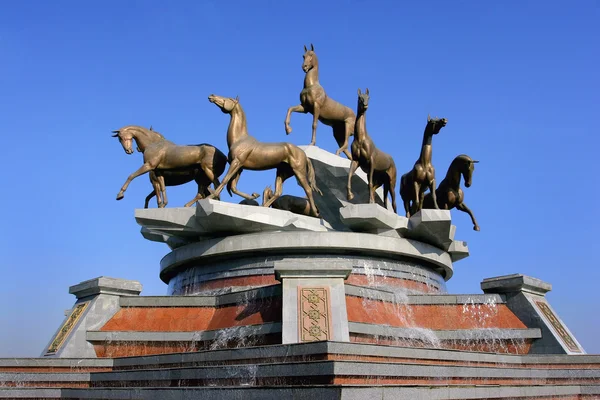 Skulpturala sammansättning till snabba hästar. Ashkhabad. Turkmenistan. — Stockfoto