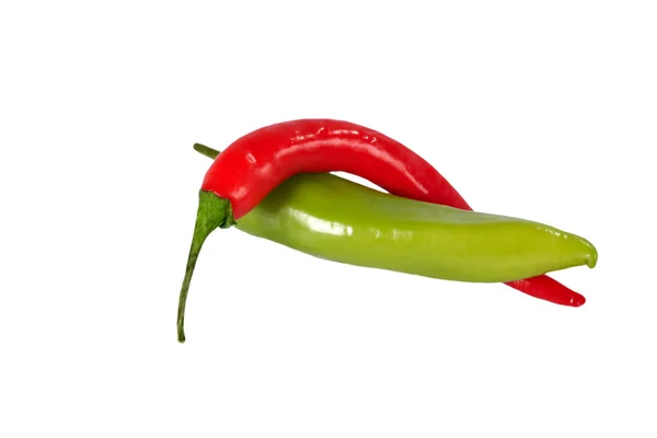 Červené a zelené chilli na bílém pozadí — Stock fotografie