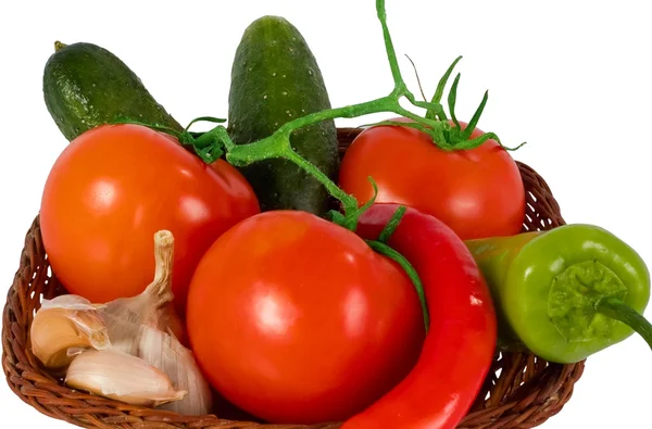 Grönsaker i wicker plattan — Stockfoto