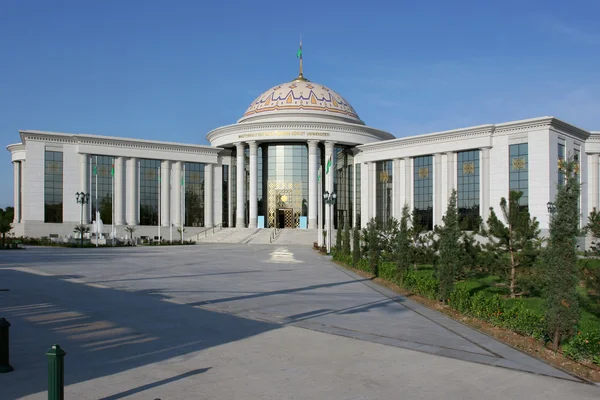 Загальний вид до університету. Ашхабад. Туркменістан. — стокове фото