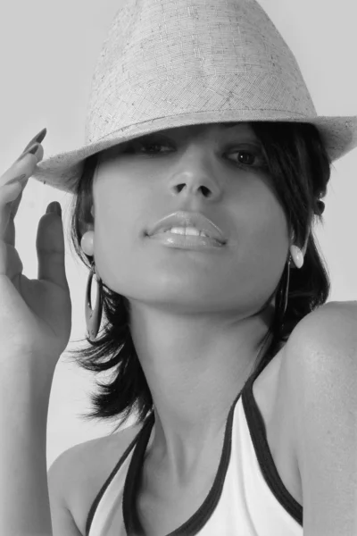 一个戴着帽子的漂亮的女人黑发的肖像 — 图库照片