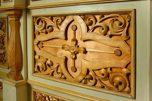 Wood carved ornament on the wall of Christian church — Stock Photo, Image
