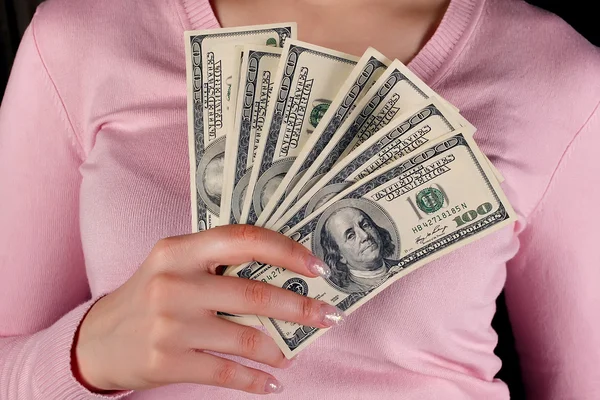 Uma mulher segura nas mãos de dólares — Fotografia de Stock