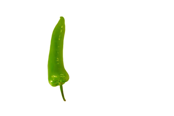 Зеленый перец чили на белом фоне — стоковое фото