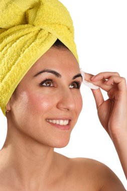 Kafasında havlu olan gülümseyen kadın.