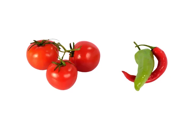 Üç taze kırmızı domates ve biber — Stok fotoğraf