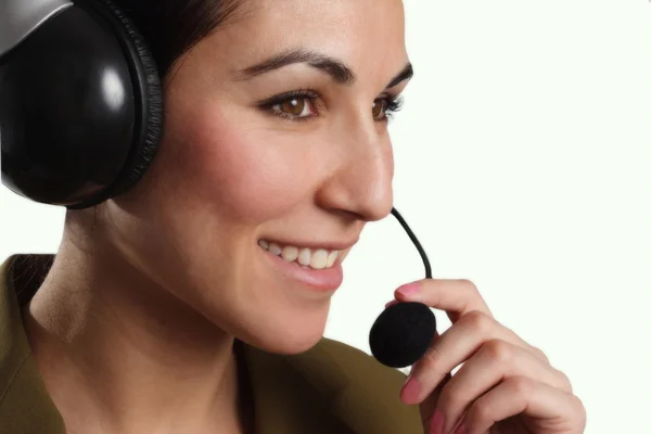Krásný pracovníkem s headsetem usmívá během c telefon — Stock fotografie