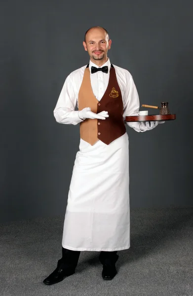 Camarero en uniforme con colador y taza de café . —  Fotos de Stock