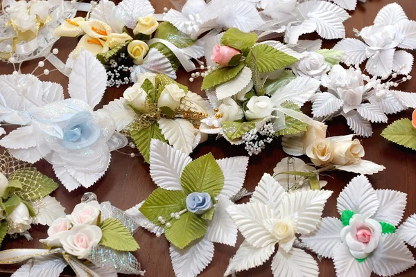 Багато маленьких весільних красивих бутоньєрок — стокове фото