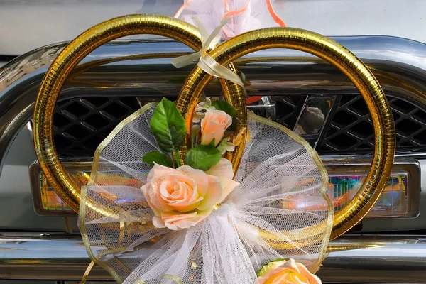 Kroužky na svatební limuzína — Stock fotografie
