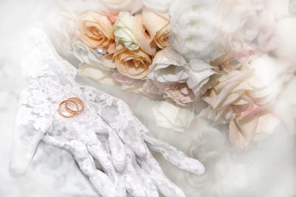 結婚指輪のサテンの手袋のペア — ストック写真