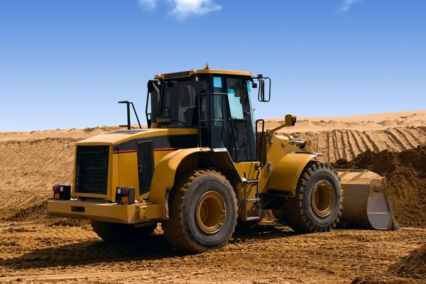 Gele bulldozer aan bouw irrigatie gracht in woestijn — Stockfoto