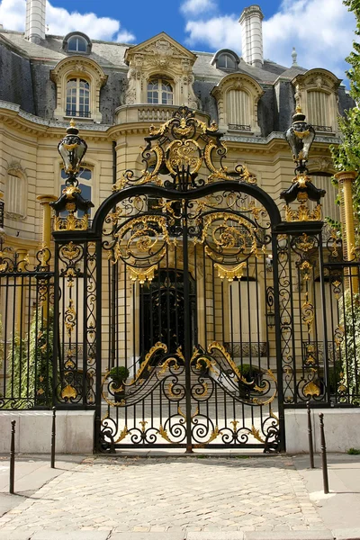 Palacio con puerta dorada en los Campos Elíseos. París. . — Foto de Stock