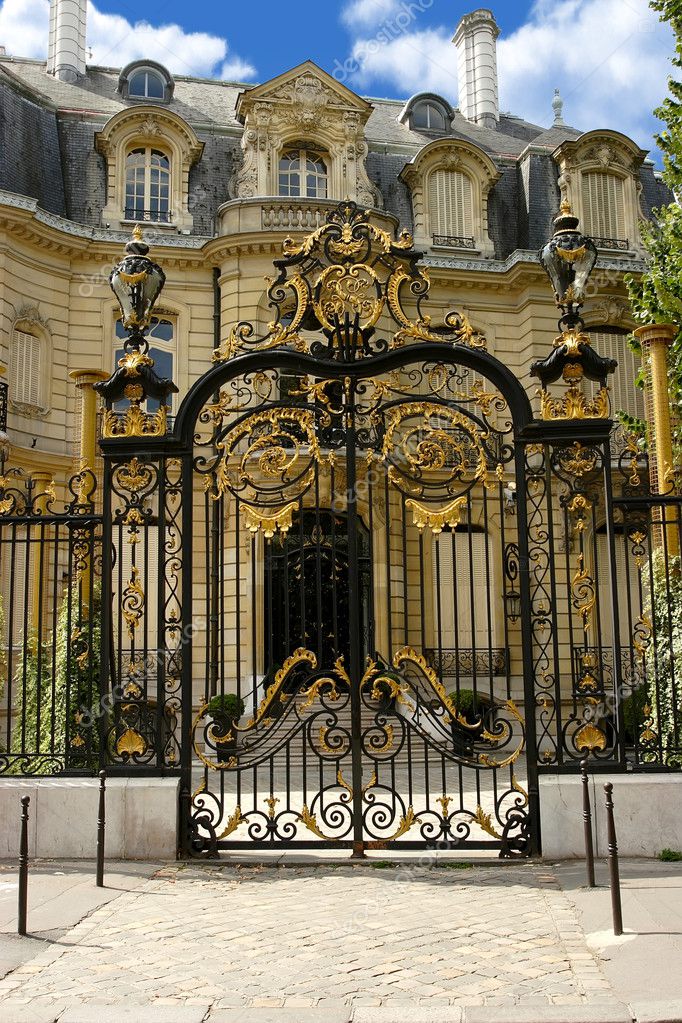 Palace with gilt gate on the Champs-Elysees. Paris. — Stock Photo ...