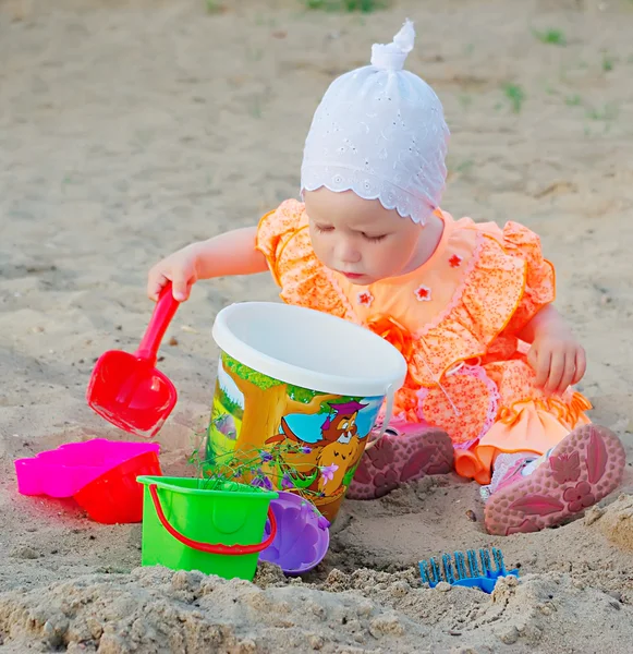 Dítě v písku Stock Obrázky