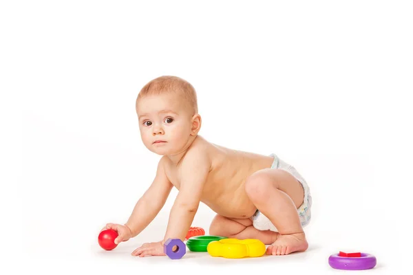Brincadeira de criança pequena com brinquedos no fundo branco — Fotografia de Stock