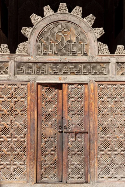 Дверь в Али Бен Юсуф Мадресса — стоковое фото