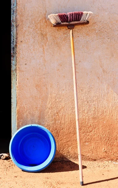 Velha esfregona contra uma parede — Fotografia de Stock