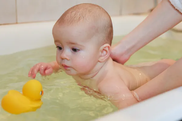 Baño de bebé pequeño —  Fotos de Stock