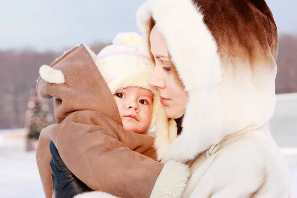 Moeder met baby in de winter — Stockfoto
