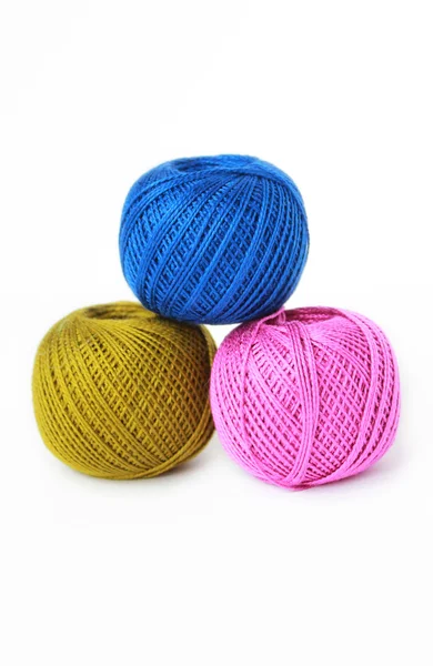 Три цветные катушки нитей для вязания спицами — стоковое фото