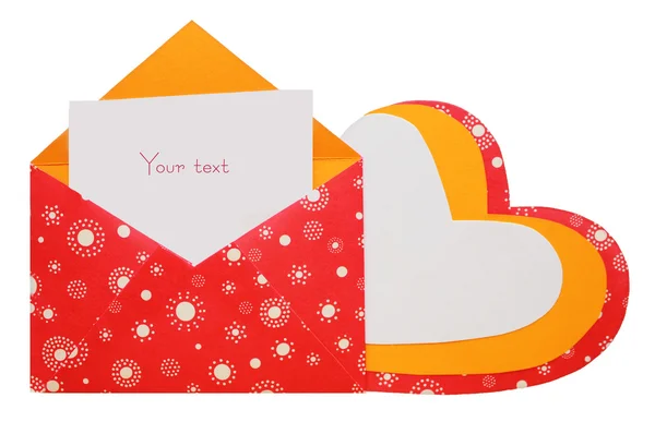 Coeur d'un carton et une carte pour les dossiers dans une enveloppe rouge — Photo
