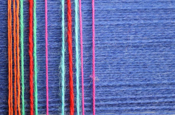 Фон из цветных нитей для вязания — стоковое фото