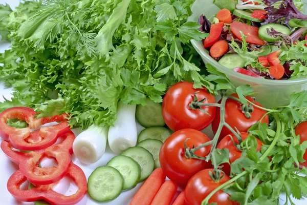 Verdure, erbe aromatiche e ciotola di insalata — Foto Stock