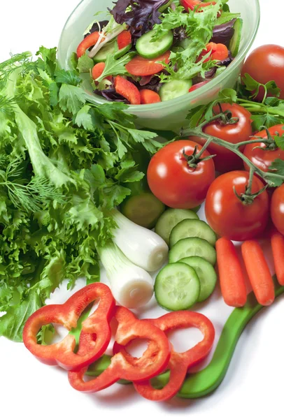 Groenten, kruiden en kom met salade. geïsoleerd. — Stockfoto