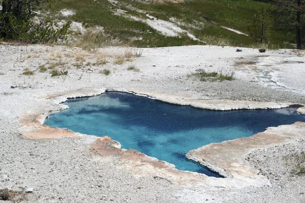 Yellowstone. Thermal pool. — Stock Photo, Image