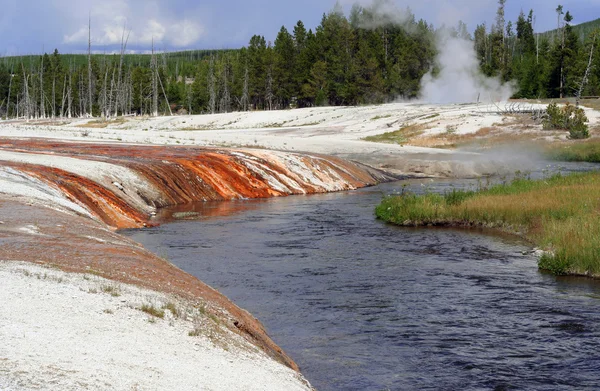 Yellowstone hot spring — Stock Photo, Image