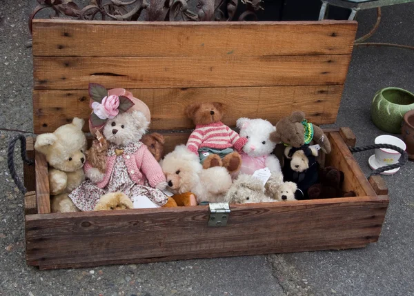 Old teddy bears. Flea market. — Stock Photo, Image