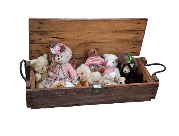 Ahşap kutusunda eski oyuncak ayılar. izole. — Stok fotoğraf