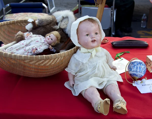 Flohmarkt. Oldtimer-Puppen. — Stockfoto