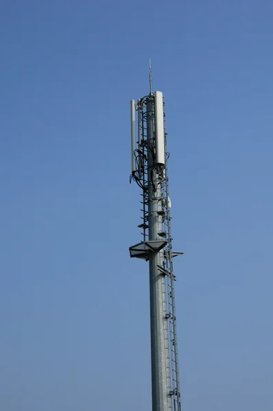 Vertikale Aufnahme von Antennen auf einem Pylon — Stockfoto