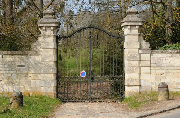 Fransa, eski bir yveline bir kale kapısı — Stok fotoğraf