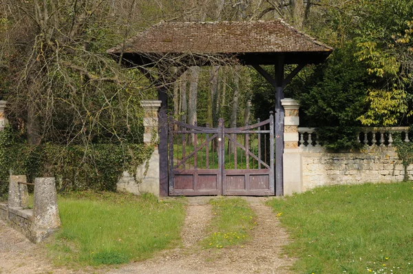 Frankrijk, een oude poort in yveline — Stockfoto