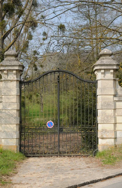 France, an old gate of a castle in Yveline — Stock Photo, Image