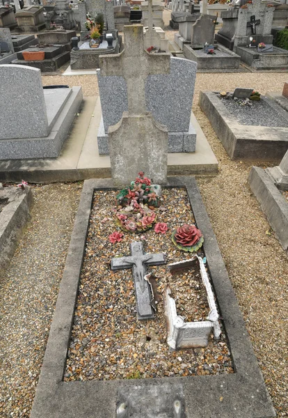 Francja, stary grób na cmentarzu Les Mureaux — Zdjęcie stockowe