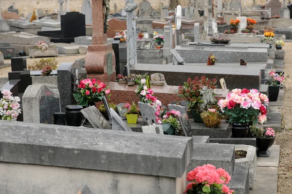 Francie, stará hrobka na hřbitově Les Mureaux — Stock fotografie