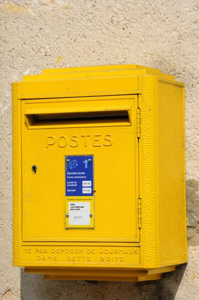 En postlåda på en vägg — Stockfoto
